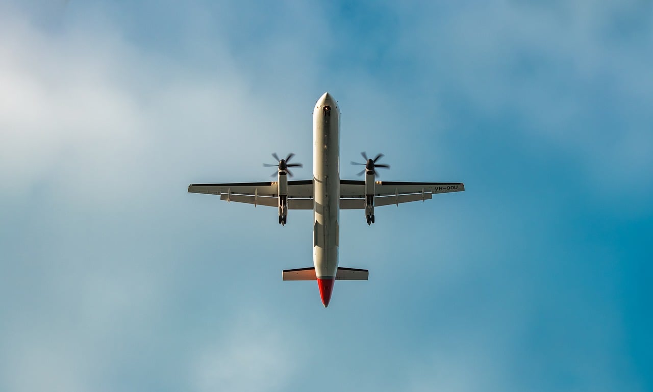 ¿Por qué mis pies se hinchan después de un vuelo largo?