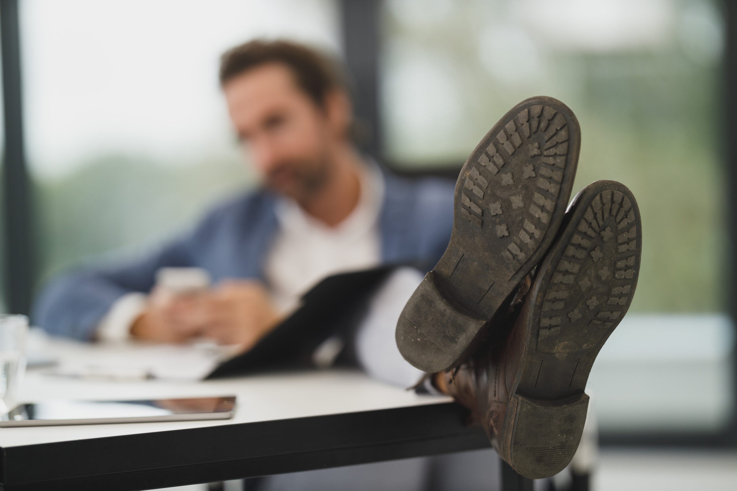 ¿Qué significa poner los pies sobre la mesa en diferentes culturas?