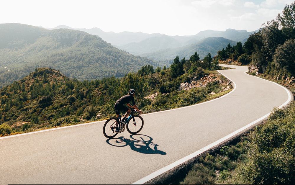 Ciclista subiendo un puerto de carretera