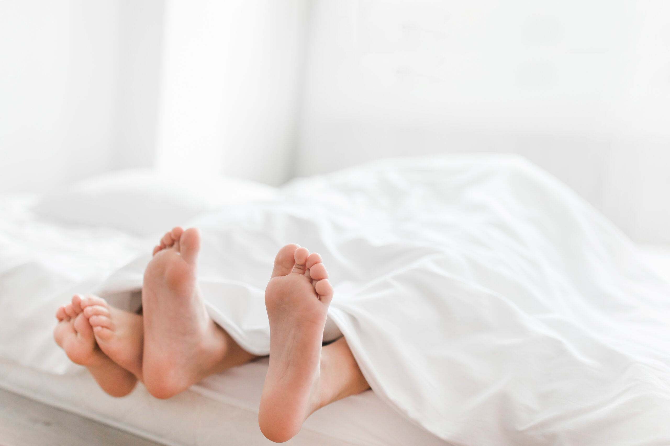 ¿Qué significa dormir con los pies fuera del colchón?