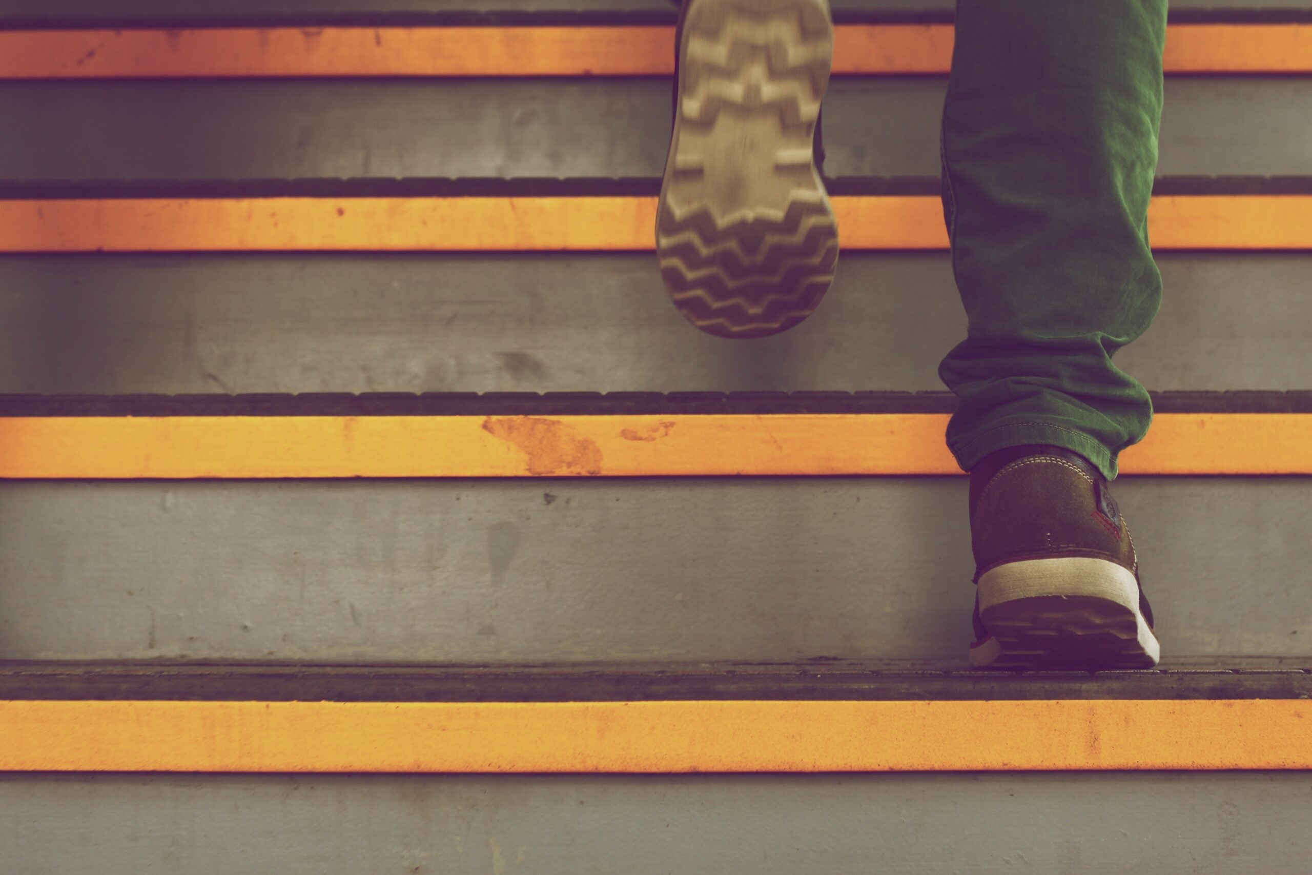 ¿Qué parte del cuerpo se trabaja al subir escaleras?