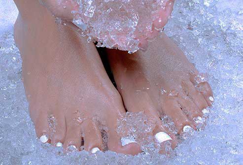 ¿Por que motivo se hinchan los pies?